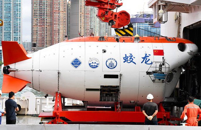 Sommergibile cinese con equipaggio Jiaolong arriva a Hong Kong per la prima volta